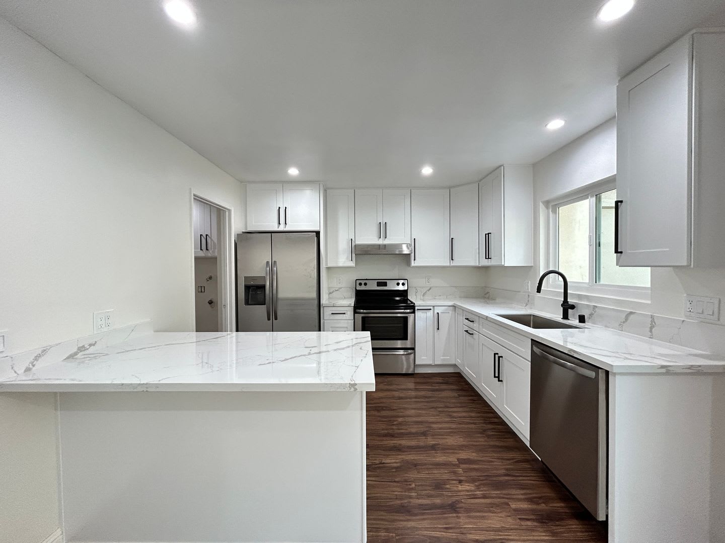 Private 3 Bedroom End Unit Condo in Orange with Trees View – photo 2