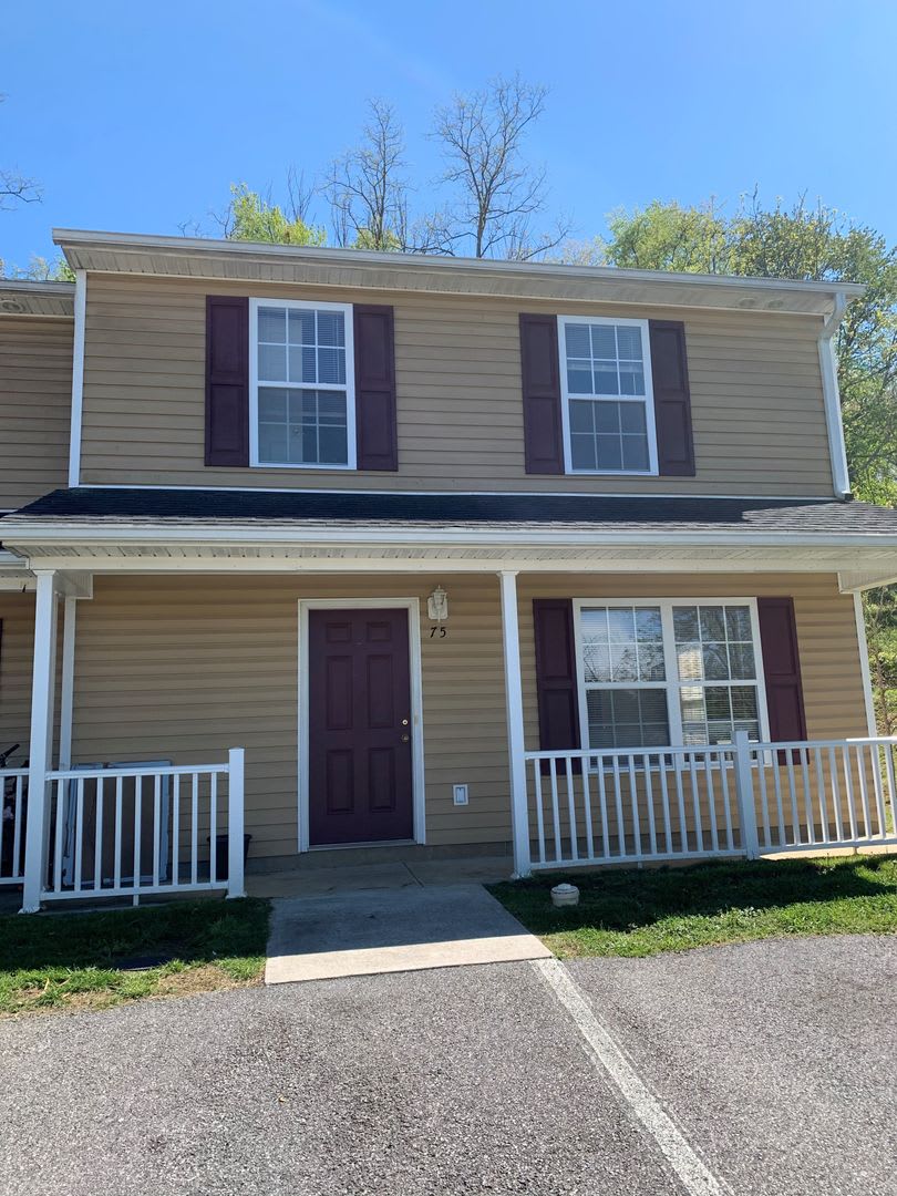 3 Bedroom 2.5 Half Bath Townhouse – photo 1