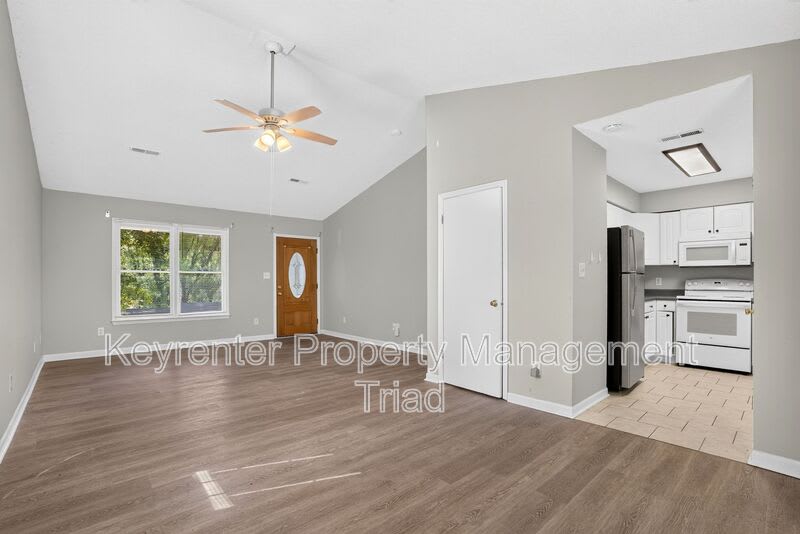 151 Laura Ave – photo 4