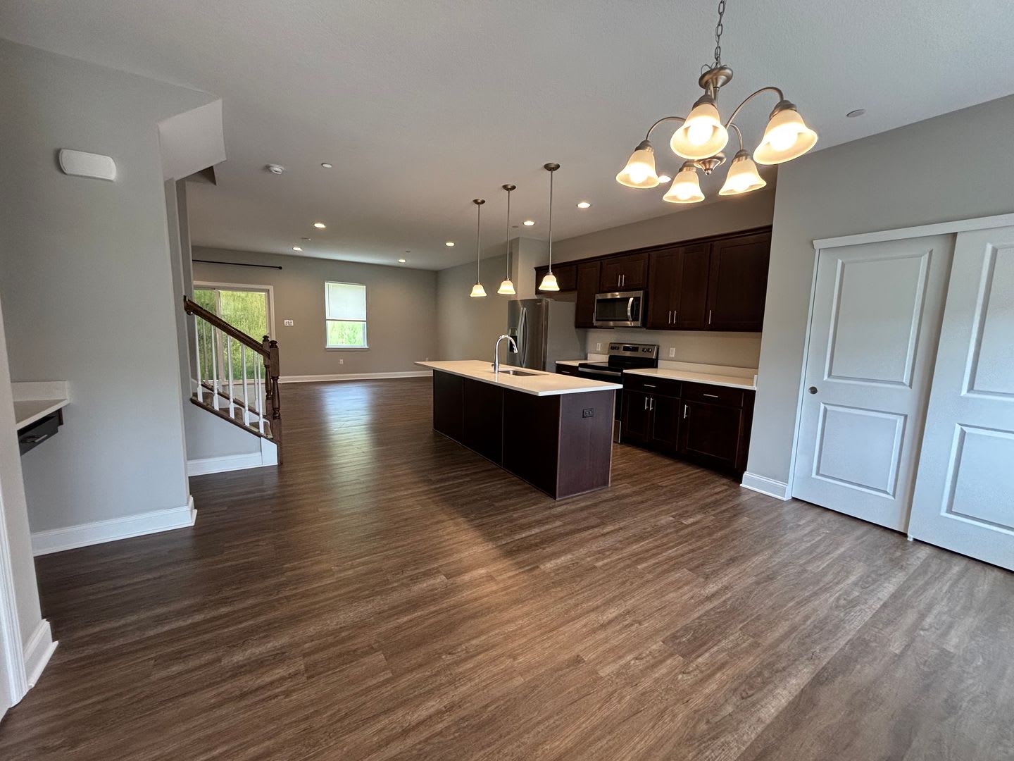 Stunning 3 Bed Townhome with 2 Car Garage in Washington! – photo 5