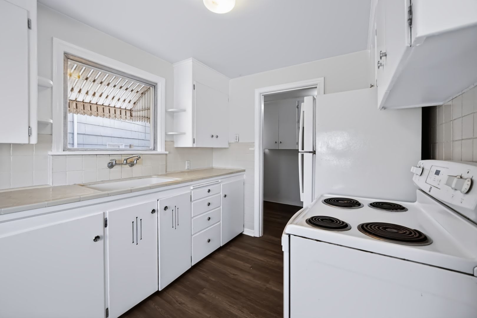 Charming Seattle Home with Sizable Yard, Private Garage, Yard & In-Unit Laundry – photo 5