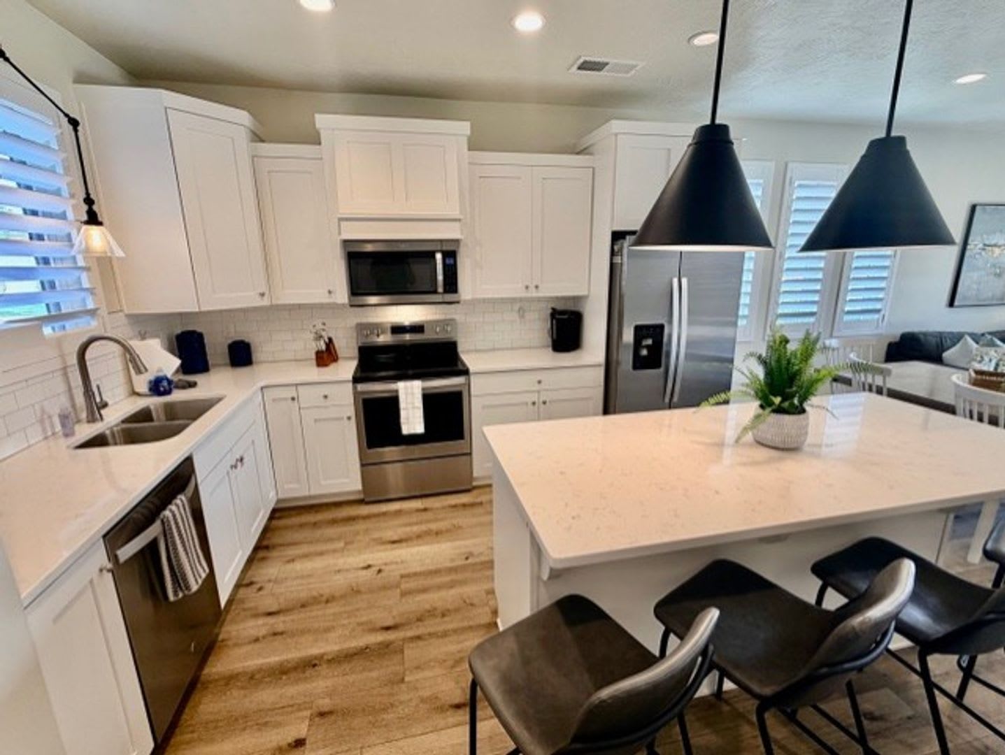 Flexible lease options! Spacious Townhome in Washington – photo 4