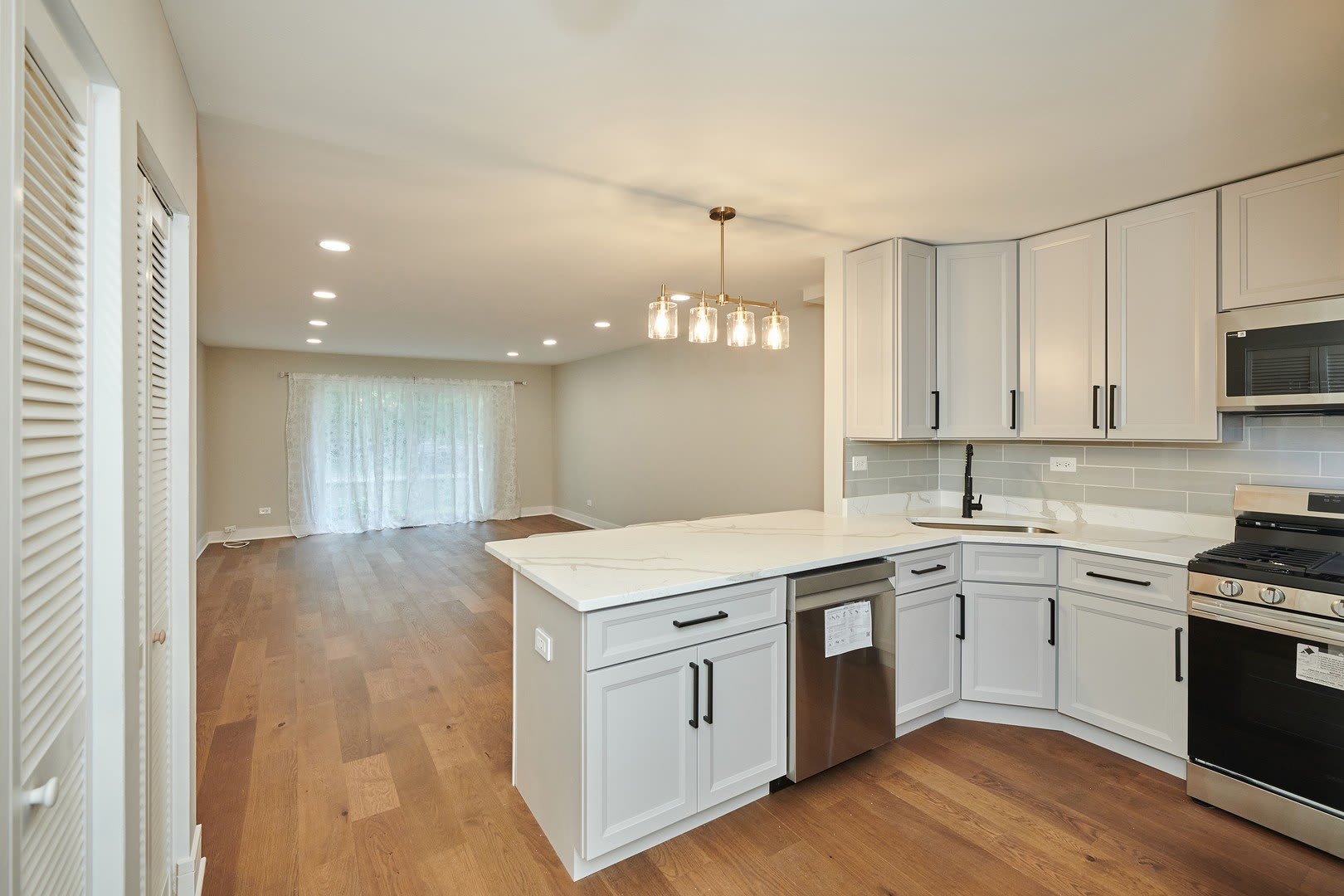 7074 N RIDGE Boulevard – photo 3