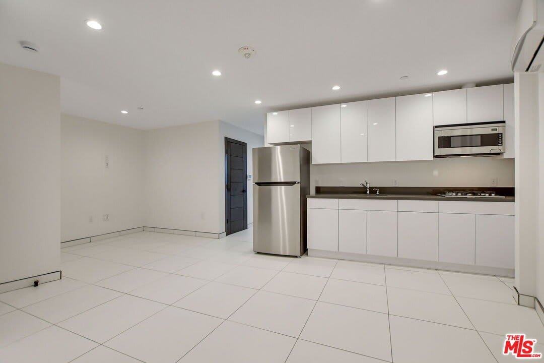 946 S Ridgeley Dr – photo 2