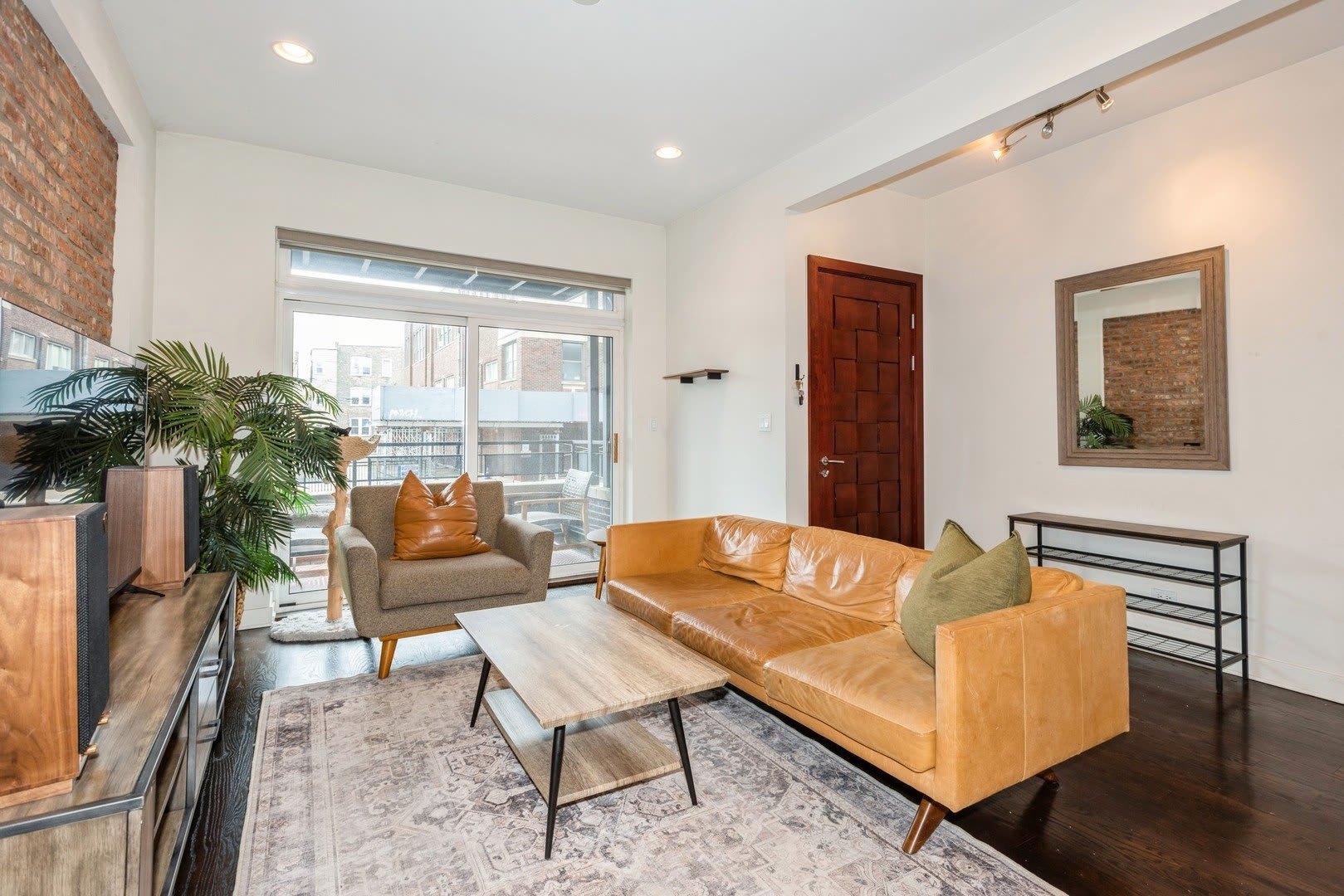 2322 W AUGUSTA Boulevard – photo 2