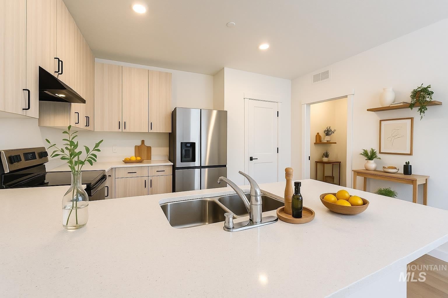 1303 S Nathan Ln – photo 3