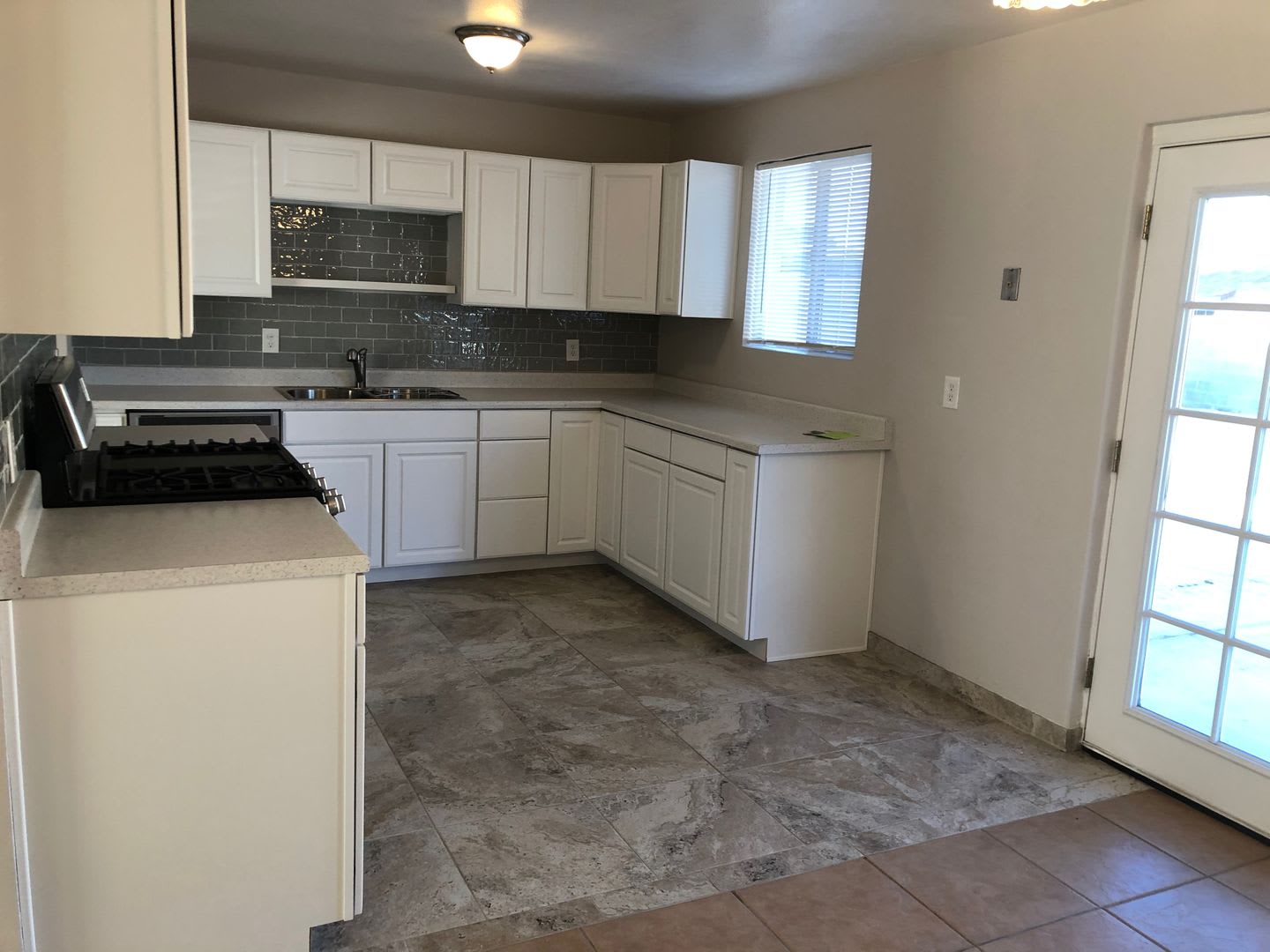 Adorable Home in Laverne Terrace! – photo 4