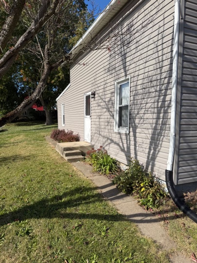 2 Bedrooms & 1 Bathroom in Barberton (West Side) – photo 2