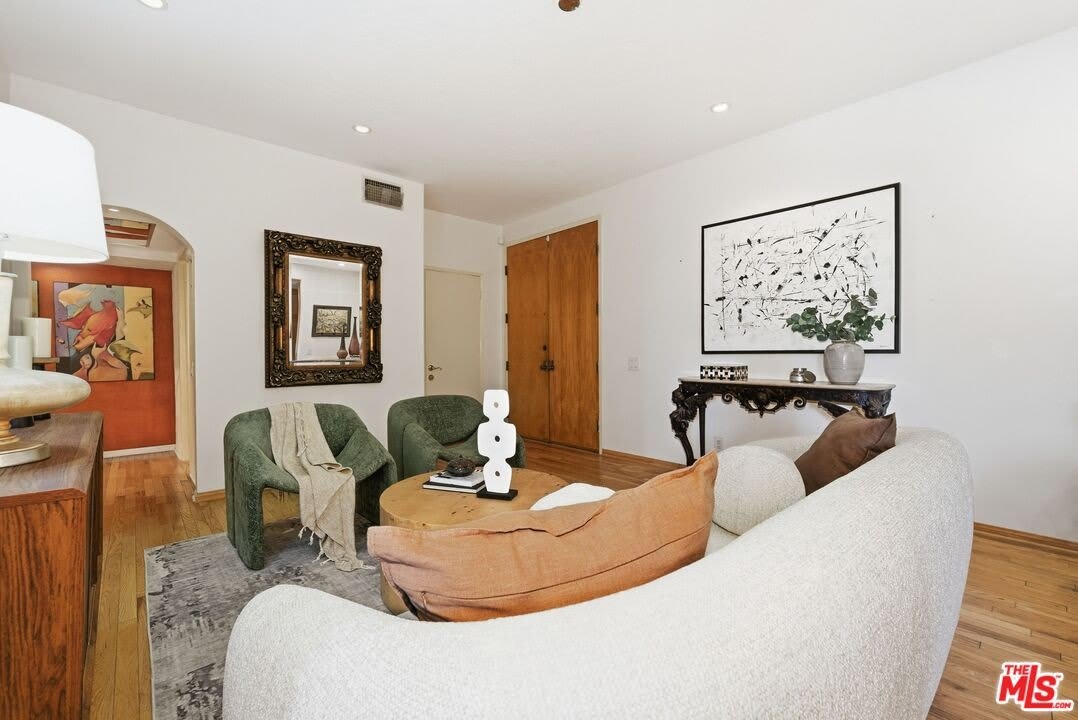 612 S Barrington Ave – photo 5