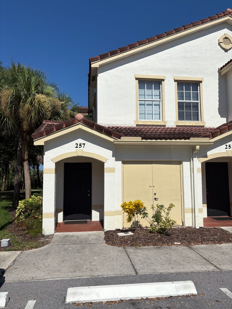 Bright & Beautiful 2/2 Condo in The Estates of Stuart – photo 1
