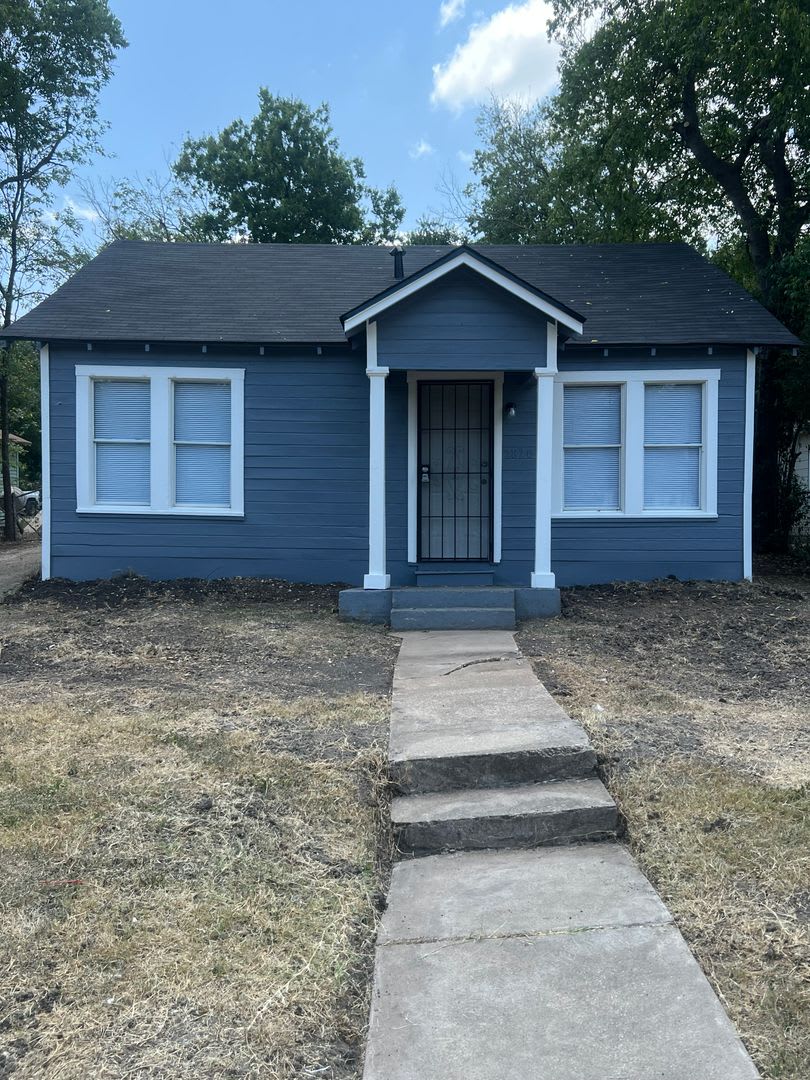 Updated 2 Bed 1 Bath – photo 1