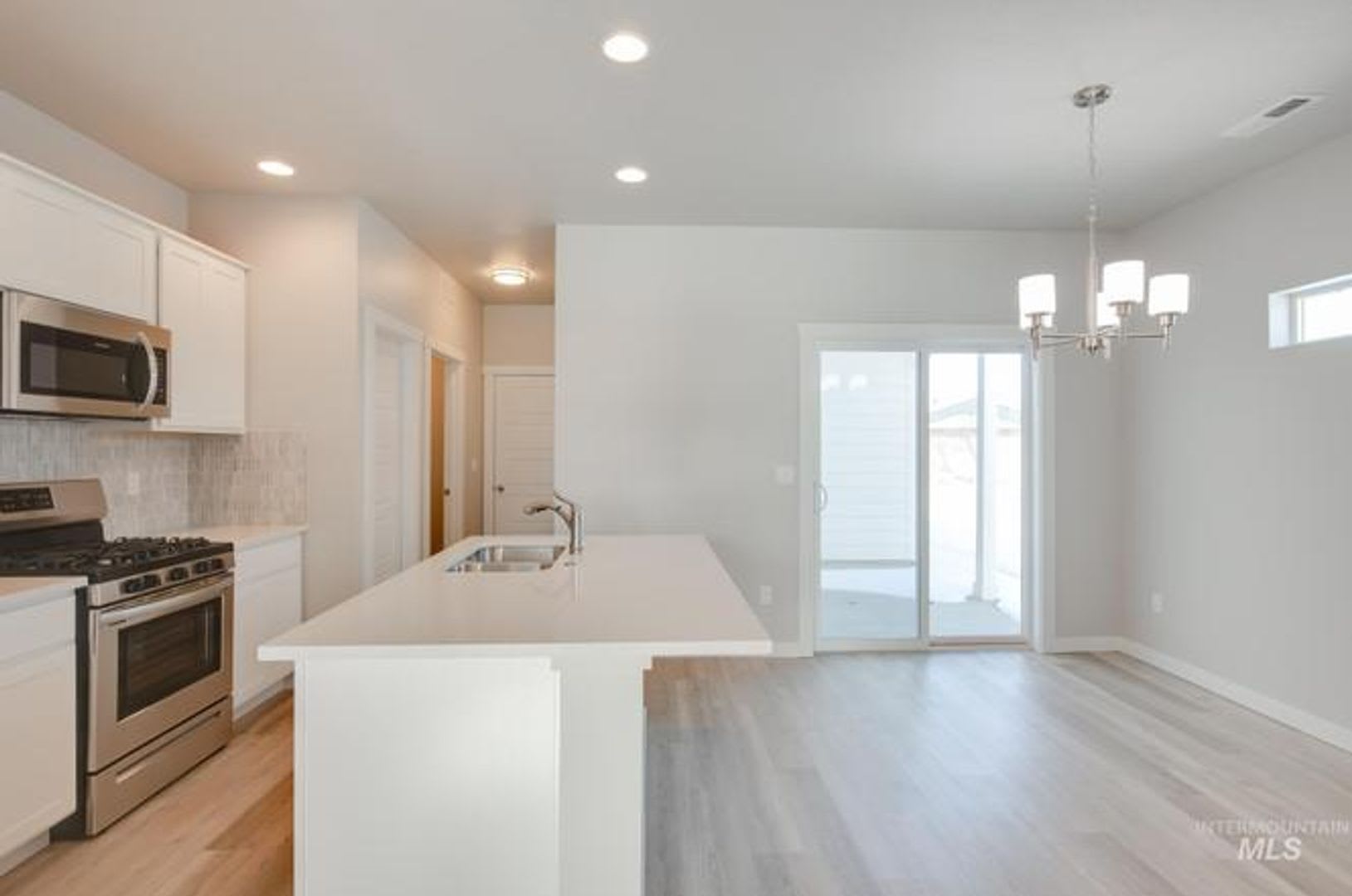 Beautiful 3 Bedroom 3 Bath Townhome With 2 Car Garage – photo 5