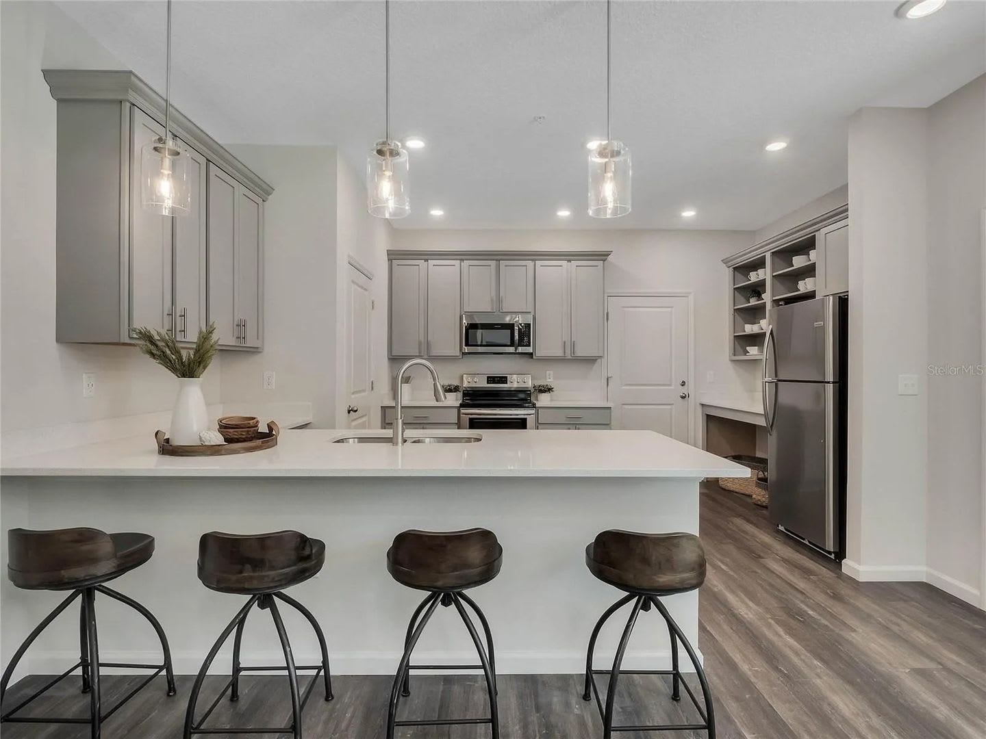 Furnished 4BR Dual-Master Corner Townhome – photo 3