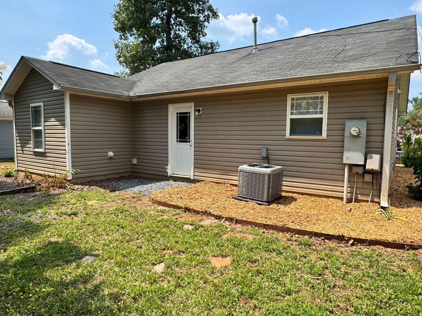 Convenient 3 Bedroom, 2 Bathroom House in Winston-Salem! – photo 2