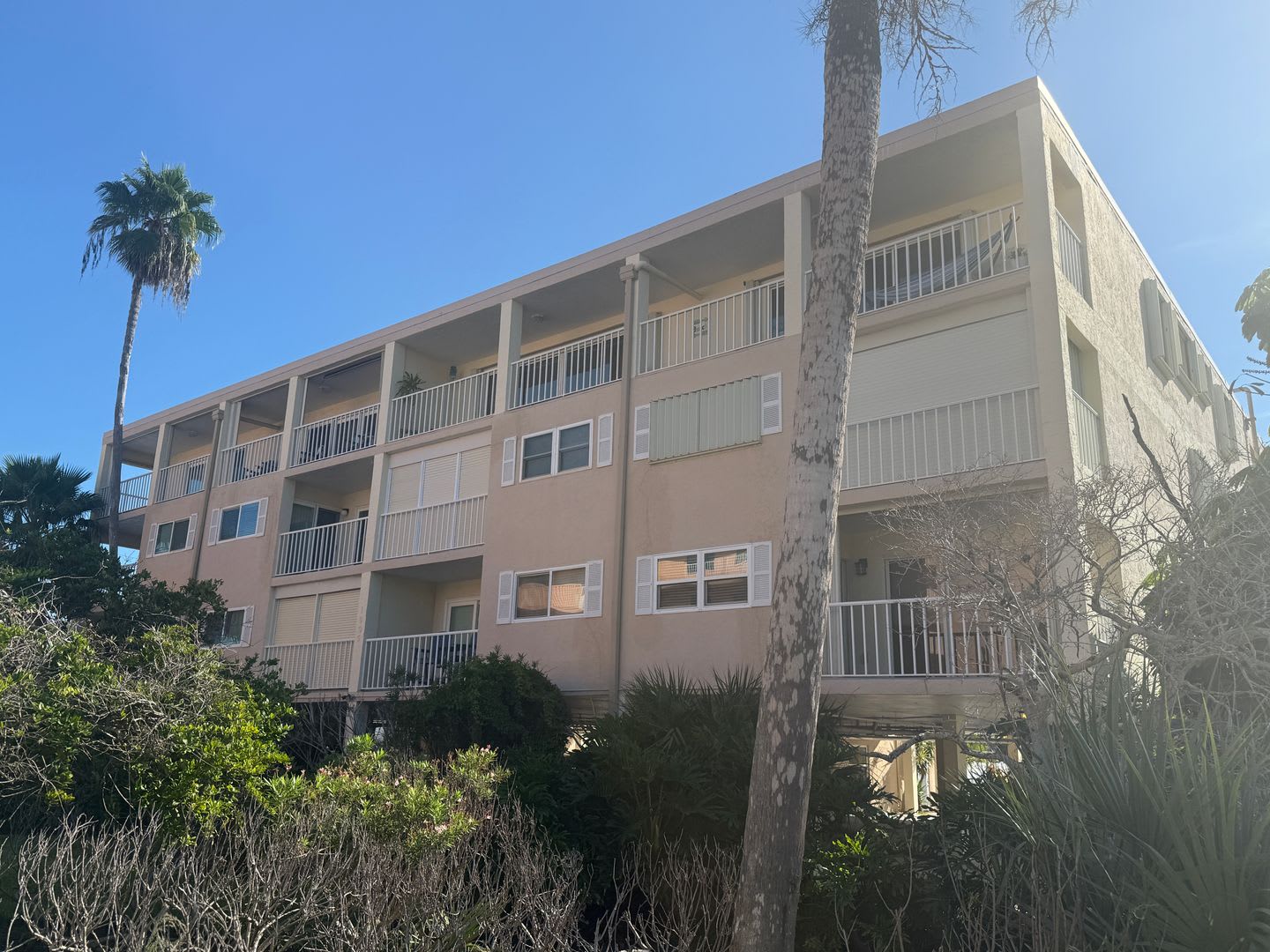 Beatifully updated Beach condo FULLY FURNISHED ANNUAL RENTAL 2/2 – photo 2