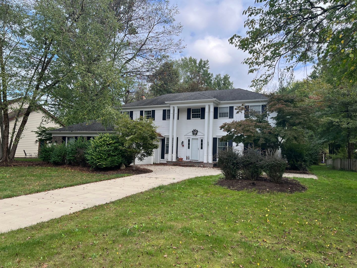 Beautifully Updated 4Bdrm 2 5Bath Home Available In Westlake – photo 1