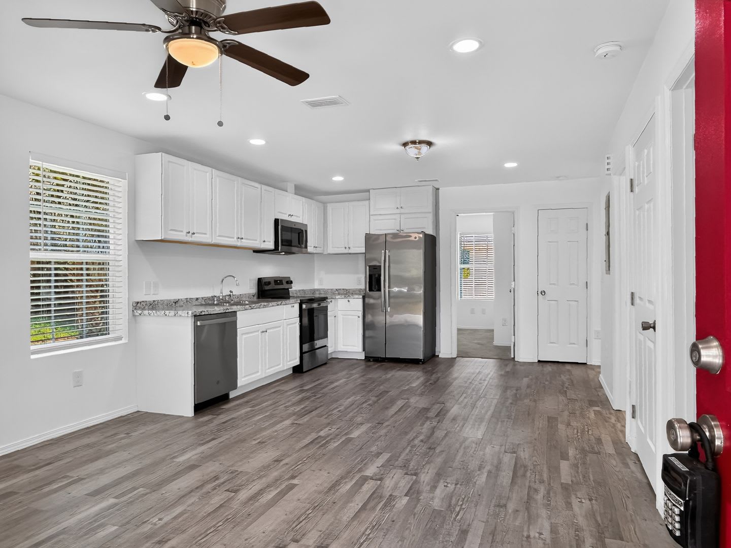 Bright & Spacious 3-Bedroom Home in St. Nicholas Area! – photo 4