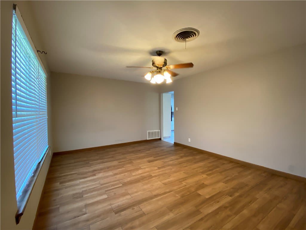536 W Yoakum Avenue – photo 4