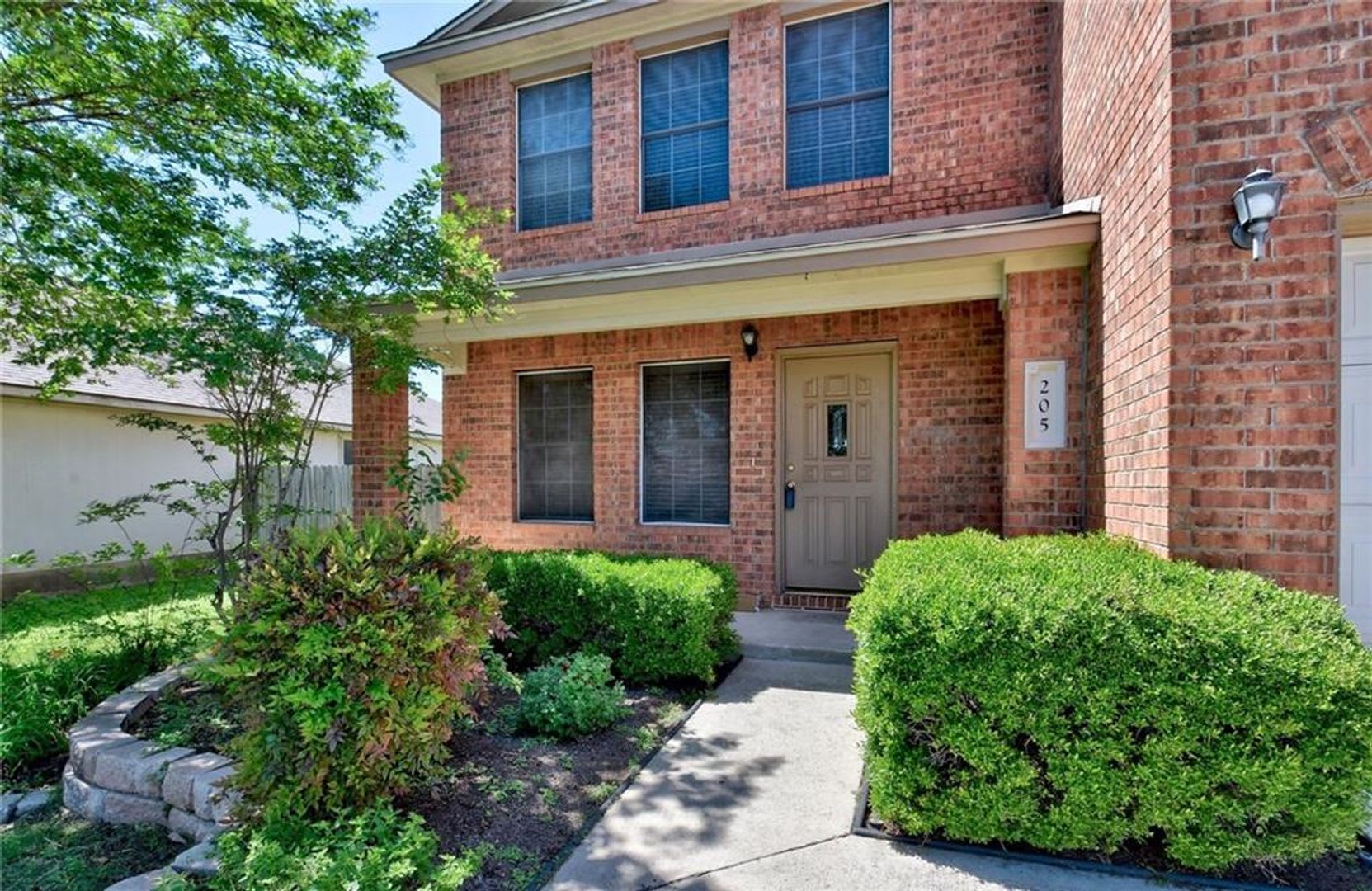 Large 4 Bedroom Home Near Major Conveniences – photo 3