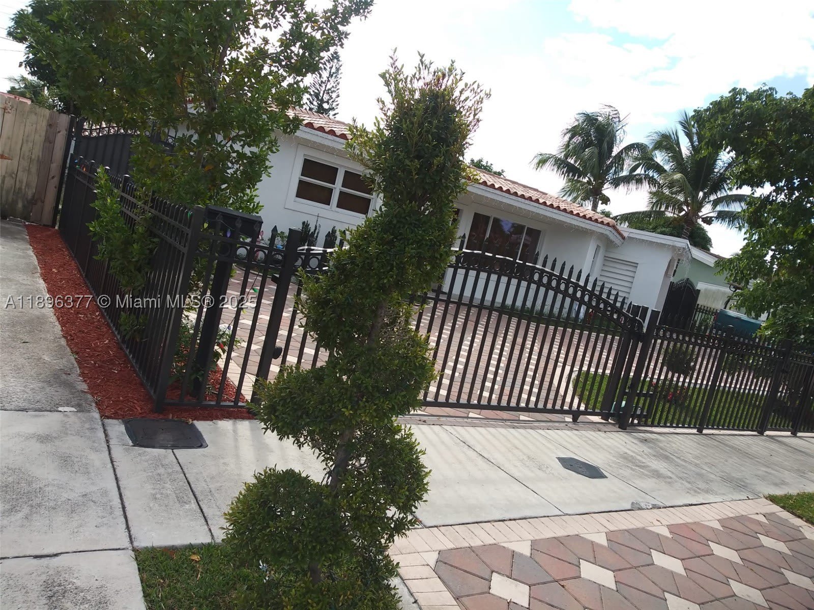 240 Ne 27Th St – photo 1