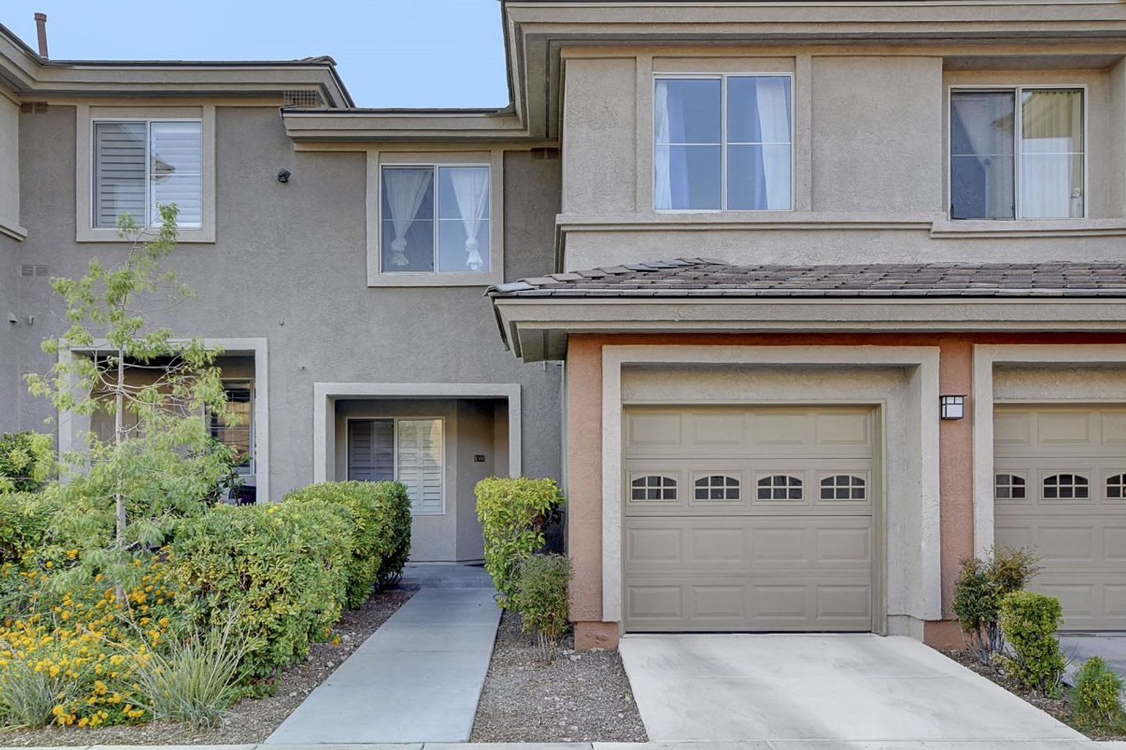 UPGRADED & BEAUTIFUL GATED 3 BEDROOM CONDO! – photo 1