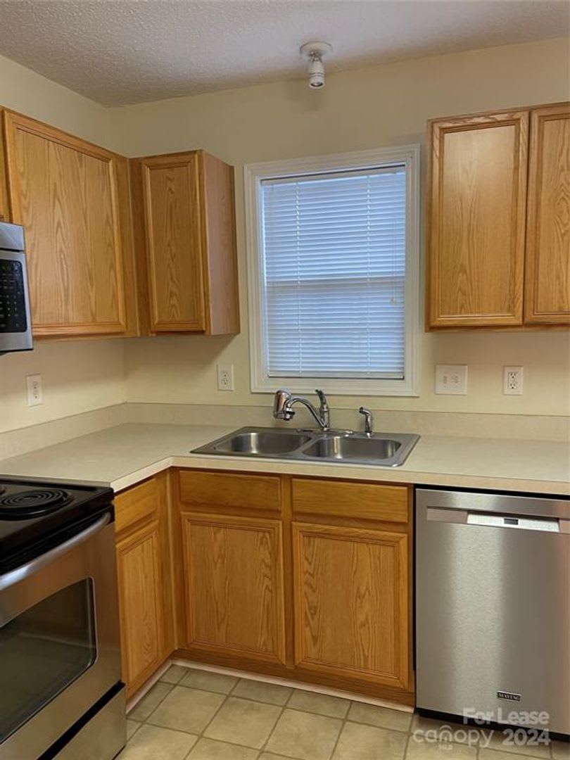 Charming 2 Bedroom Townhouse with Included Lawncare – photo 2