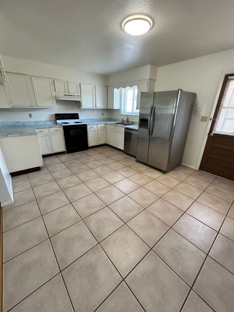 Three Bedroom Bayfield House with Large Fenced Backyard – photo 4