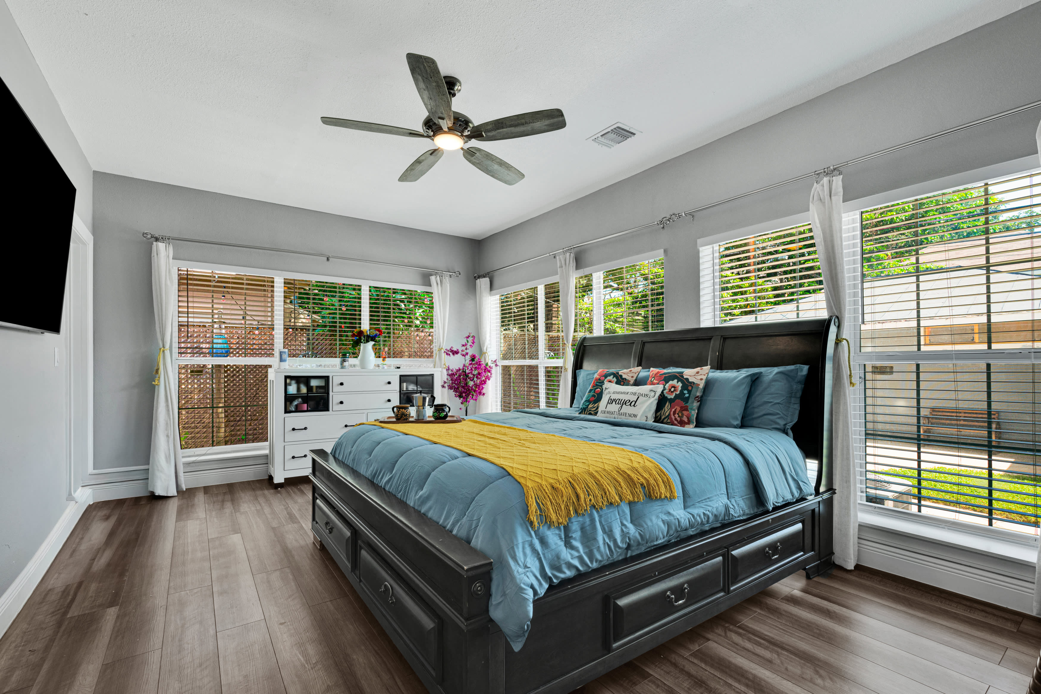 322 W Huisache Ave – photo 2