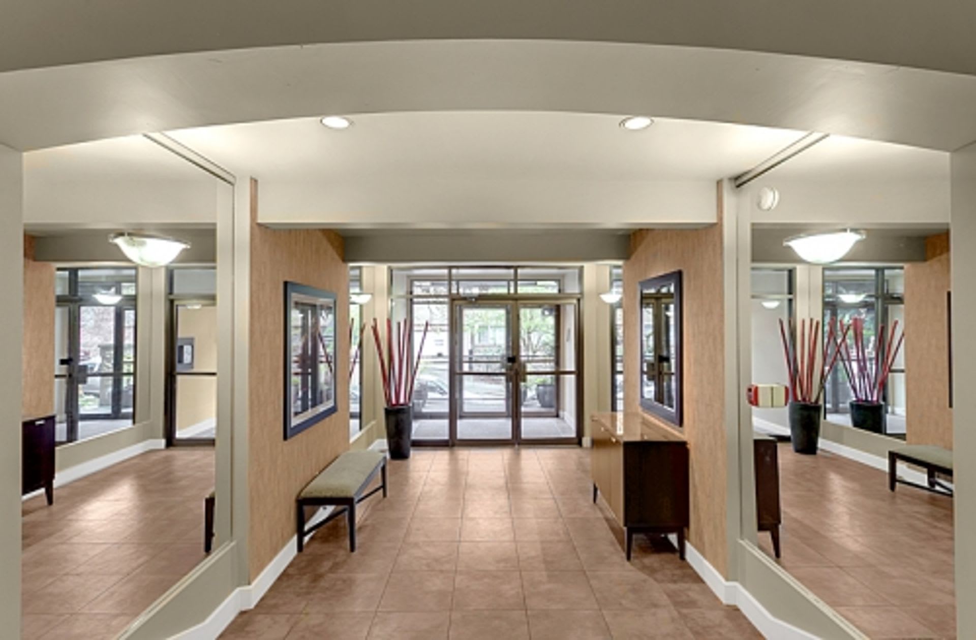 Spacious 1 bedroom, conveniently located, and available now – photo 2