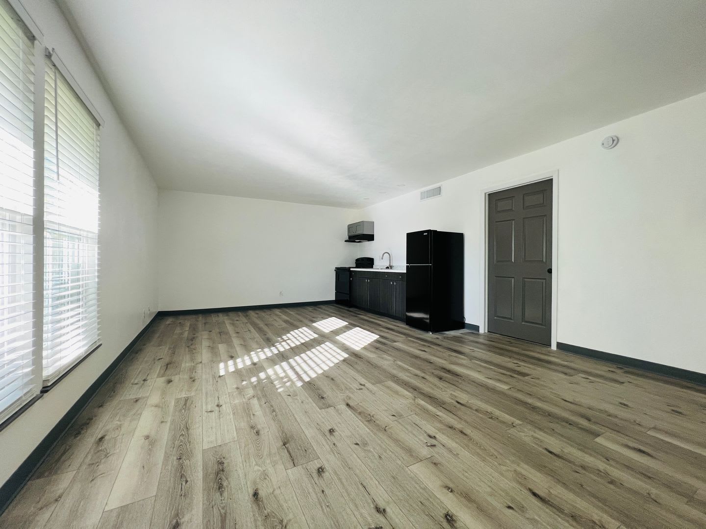 Price Reduced Utilities Included Upgraded 2 Bedroom Duplex Near Unlv – photo 4