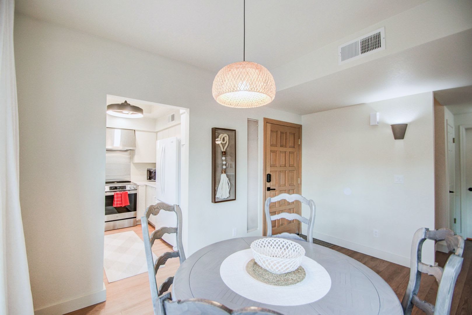 Stunning Fully Furnished Rental! – photo 4