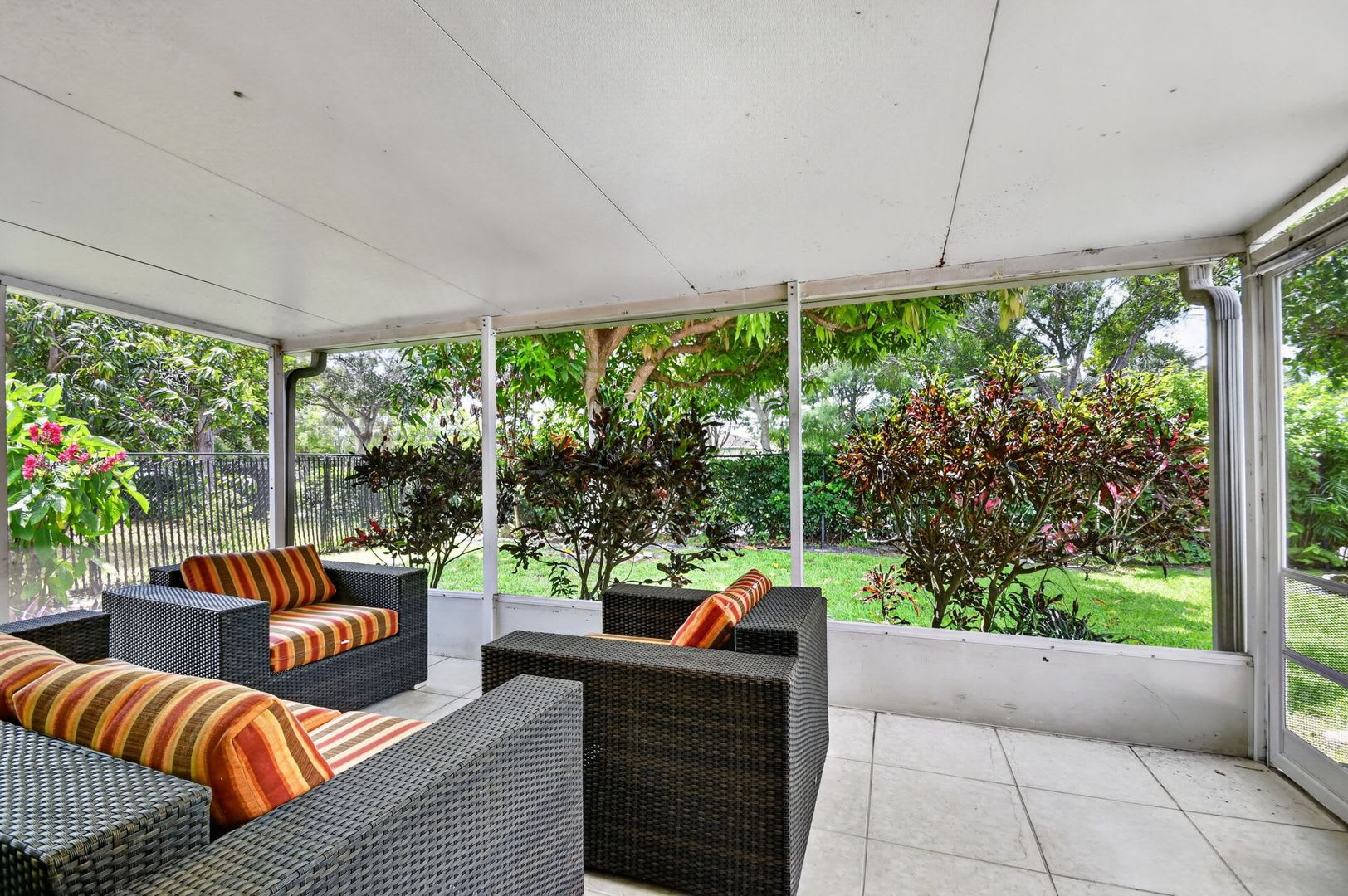 Sophisticated 3BD/2BA Furnished Single-Family Home in the Heart of Greenacres Gated Community – photo 3