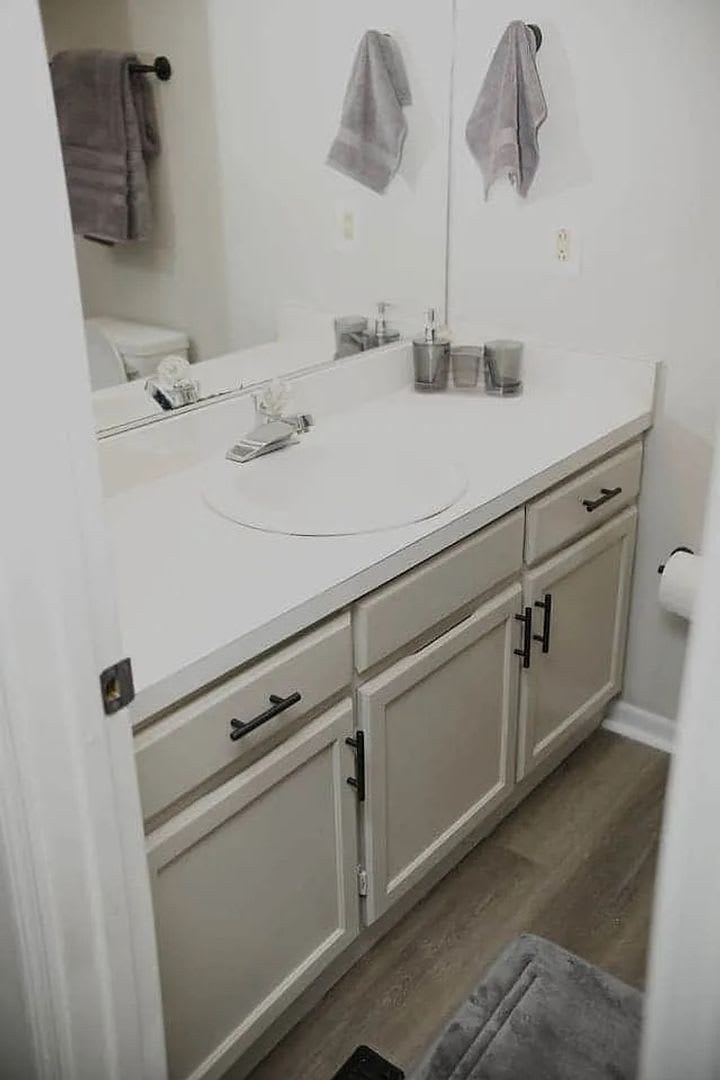 Room in 2 Bedroom Home at Forest View Ave – photo 2