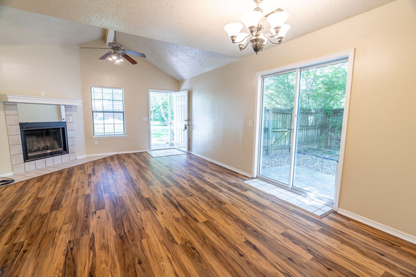 Refreshed 3 BR/2 BA home near I-49/UofA! Large fenced yard! – photo 4