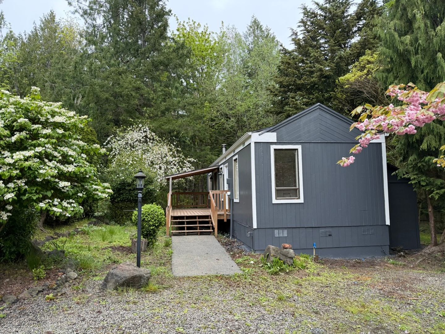 Cozy Oak Bay Retreat: Bright 1 Bedroom and Private Deck – photo 2