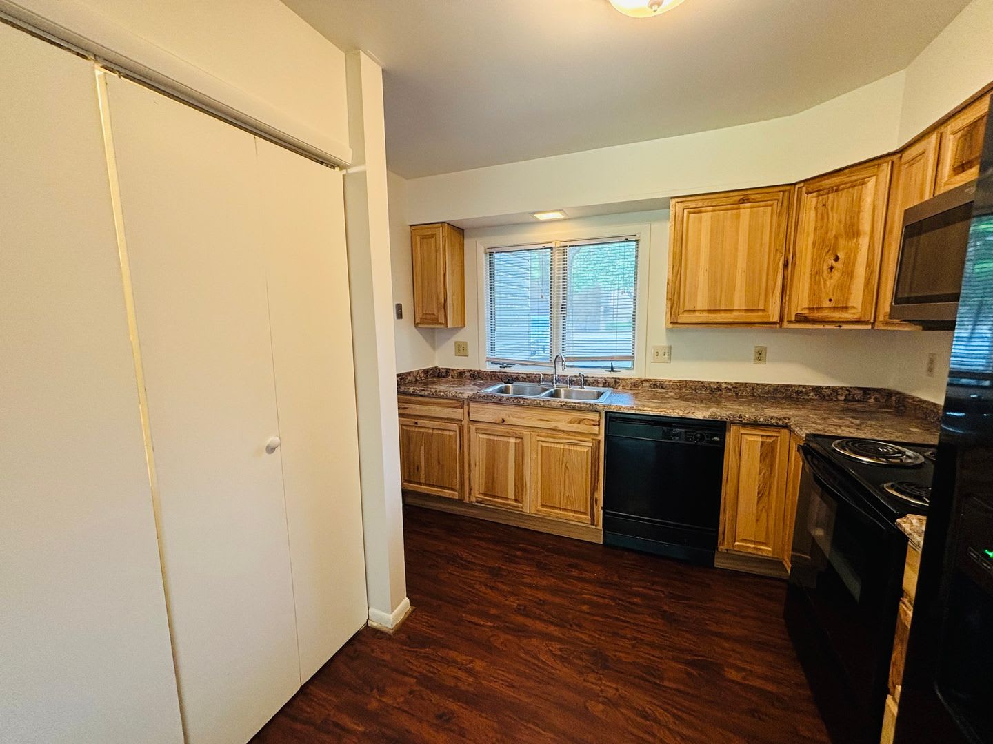 3 Bedroom 2 5 Bath Townhouse – photo 5