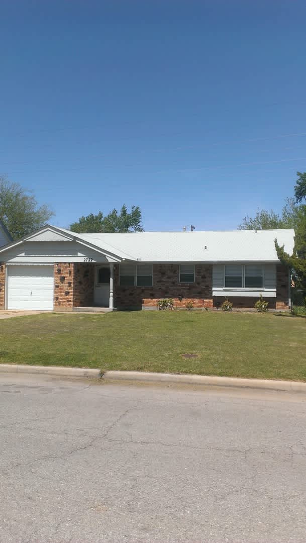 3 Beds 1 1 2 Baths And A 1 Car Garage Home For Rent In Sw Okc New Granite And Flooring – photo 1
