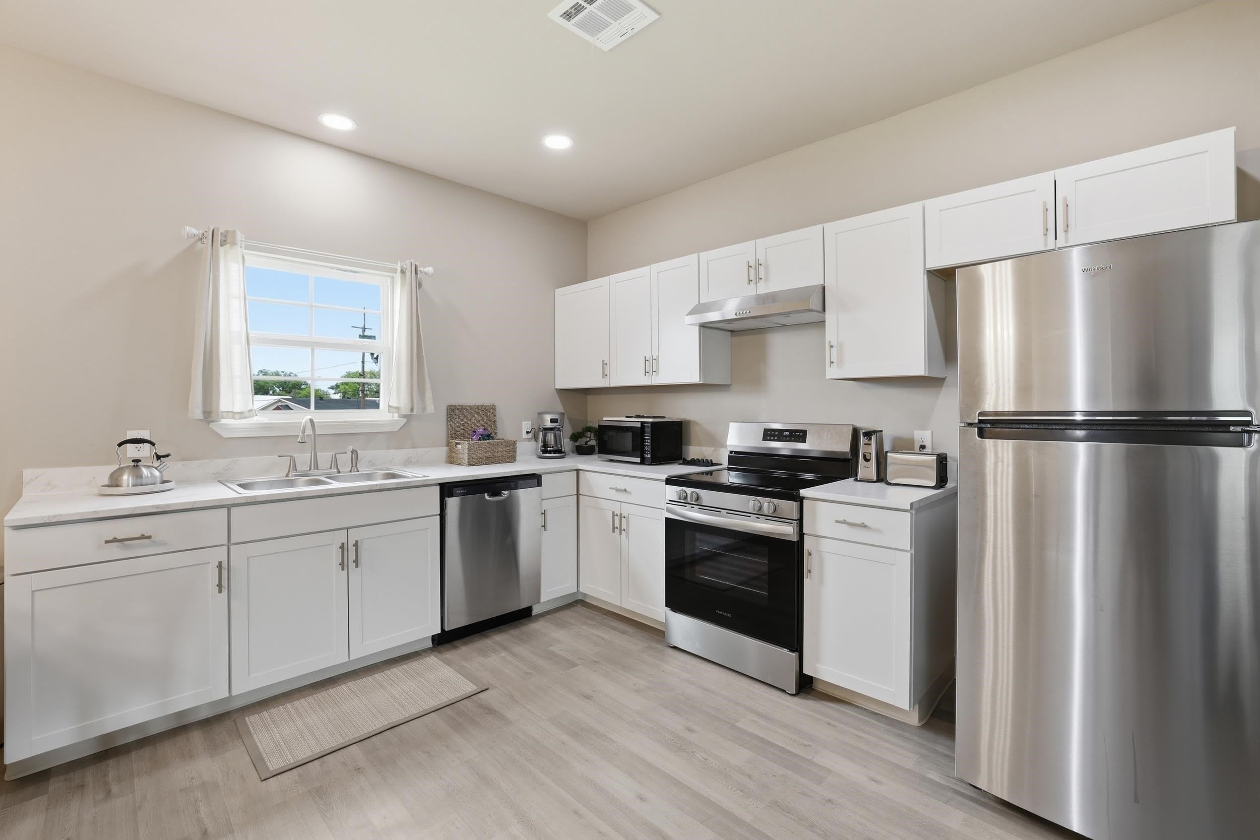 1406 Bonvillain St – photo 5