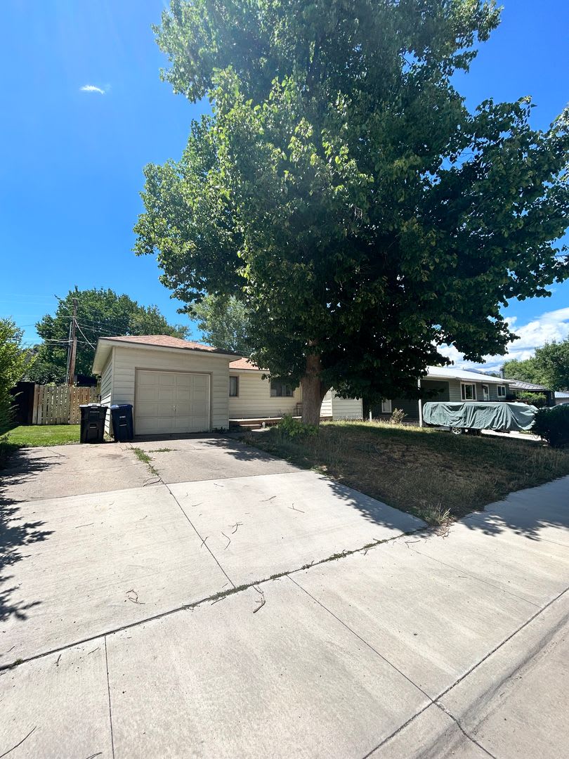 Three Bedroom House in Great Neighborhood! – photo 2