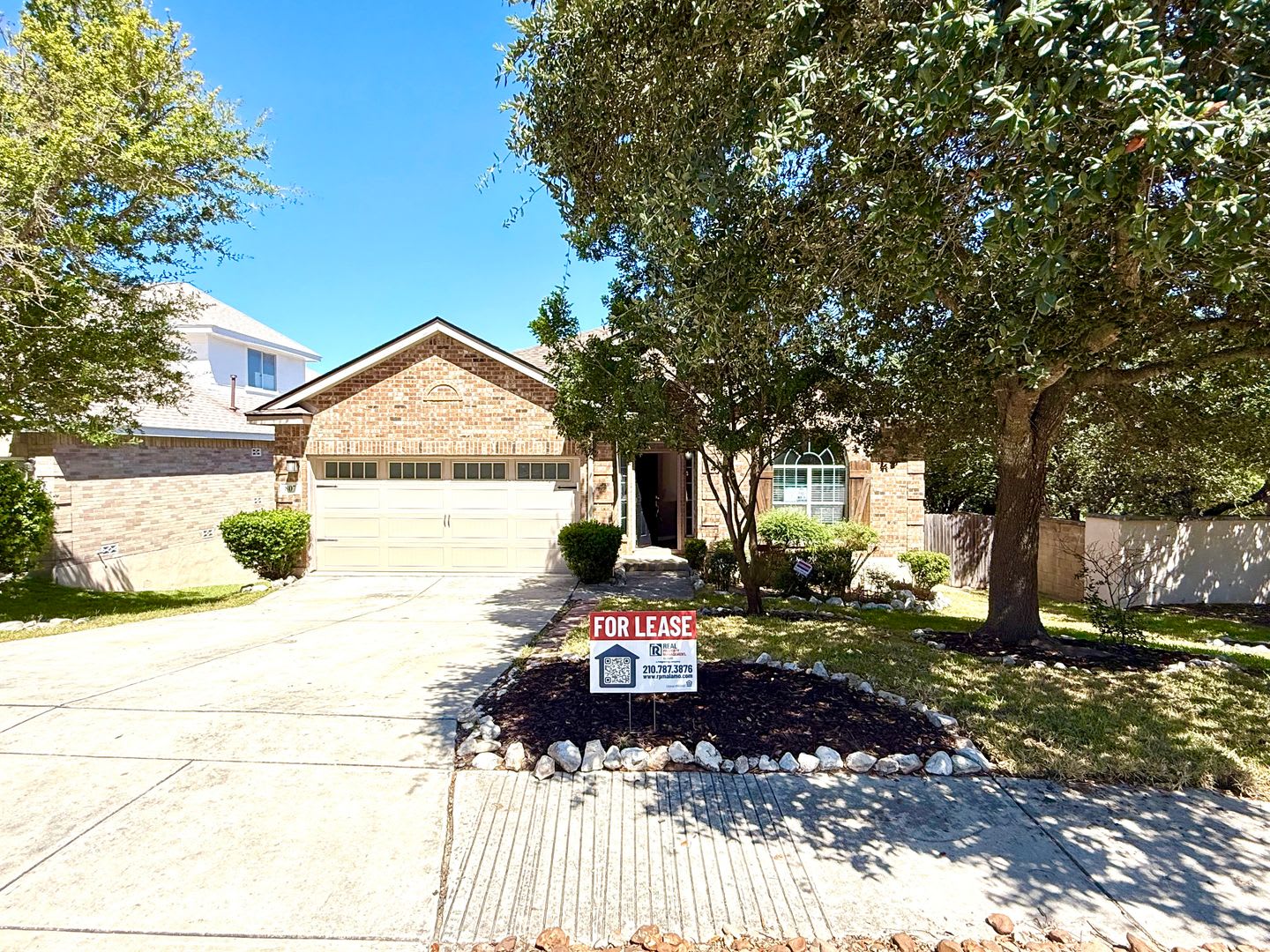 Application Received Move In Special 3Br 2Ba In Gated Promontory Pointe Stainless Appliances 2 Car Garage – photo 2
