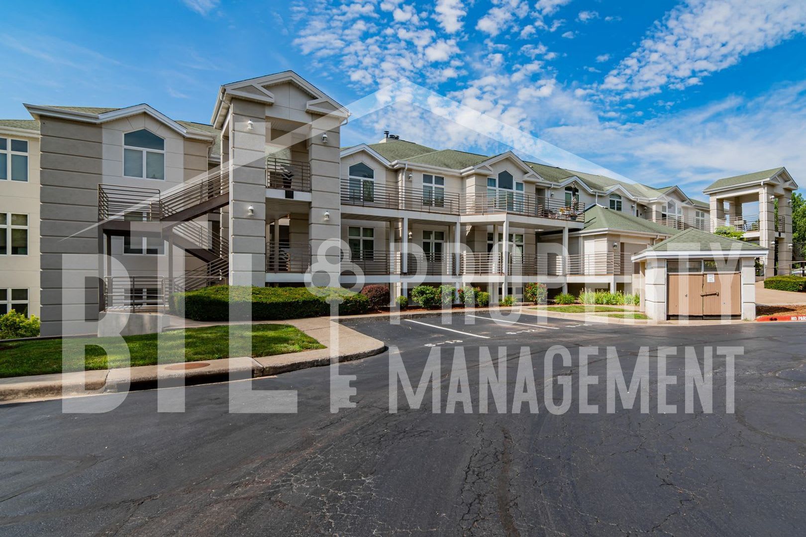 Beautiful Two Bedroom Condo in Palace View Place – photo 1