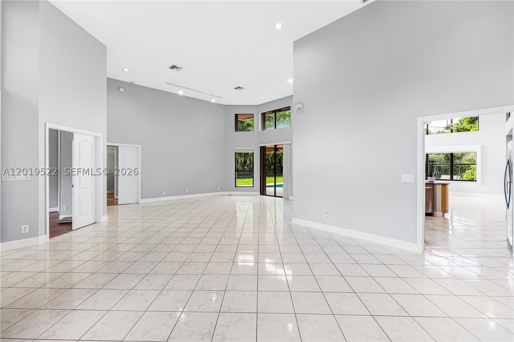 1256 Manor Dr S – photo 2