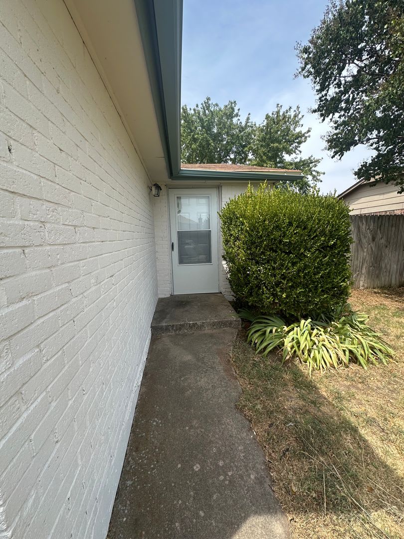 2 bed, 2 bath, Duplex with 1 car garage – photo 2