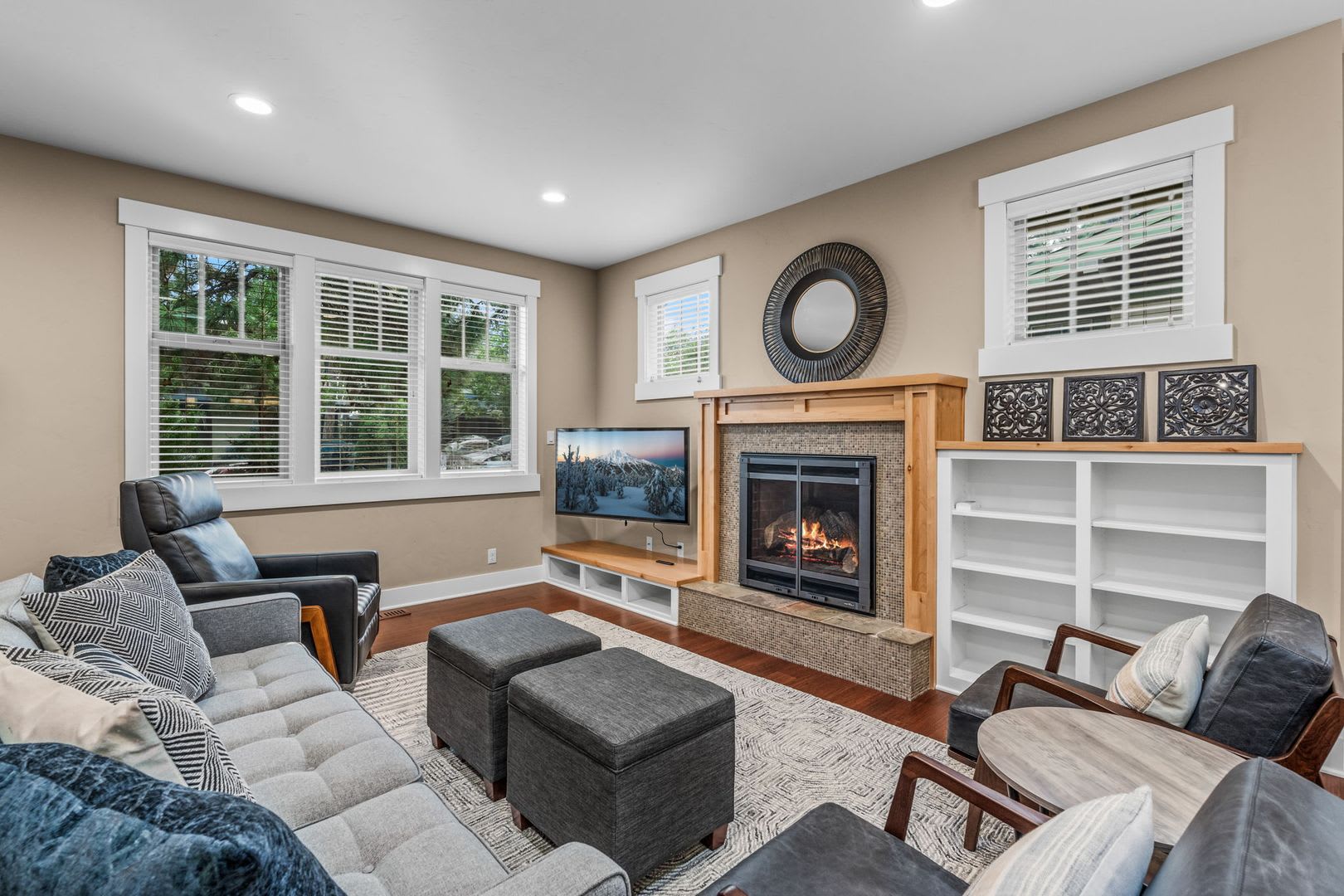 Grand Northwest Crossing Home Fully Furnished Monthly Rental Walk To Compass Park All Utilities Wifi And Landscaping Included In Rent – photo 2
