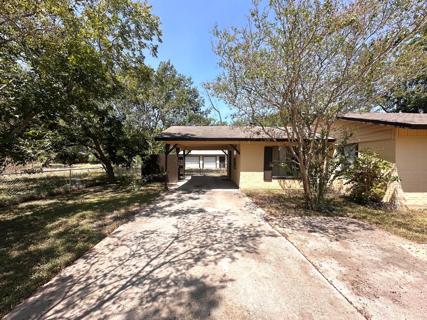 Cabin style 2 Bedroom (can be used as 3) and 2 Bathroom Single Family House for Rent nearby Downtown Buda TX – photo 4