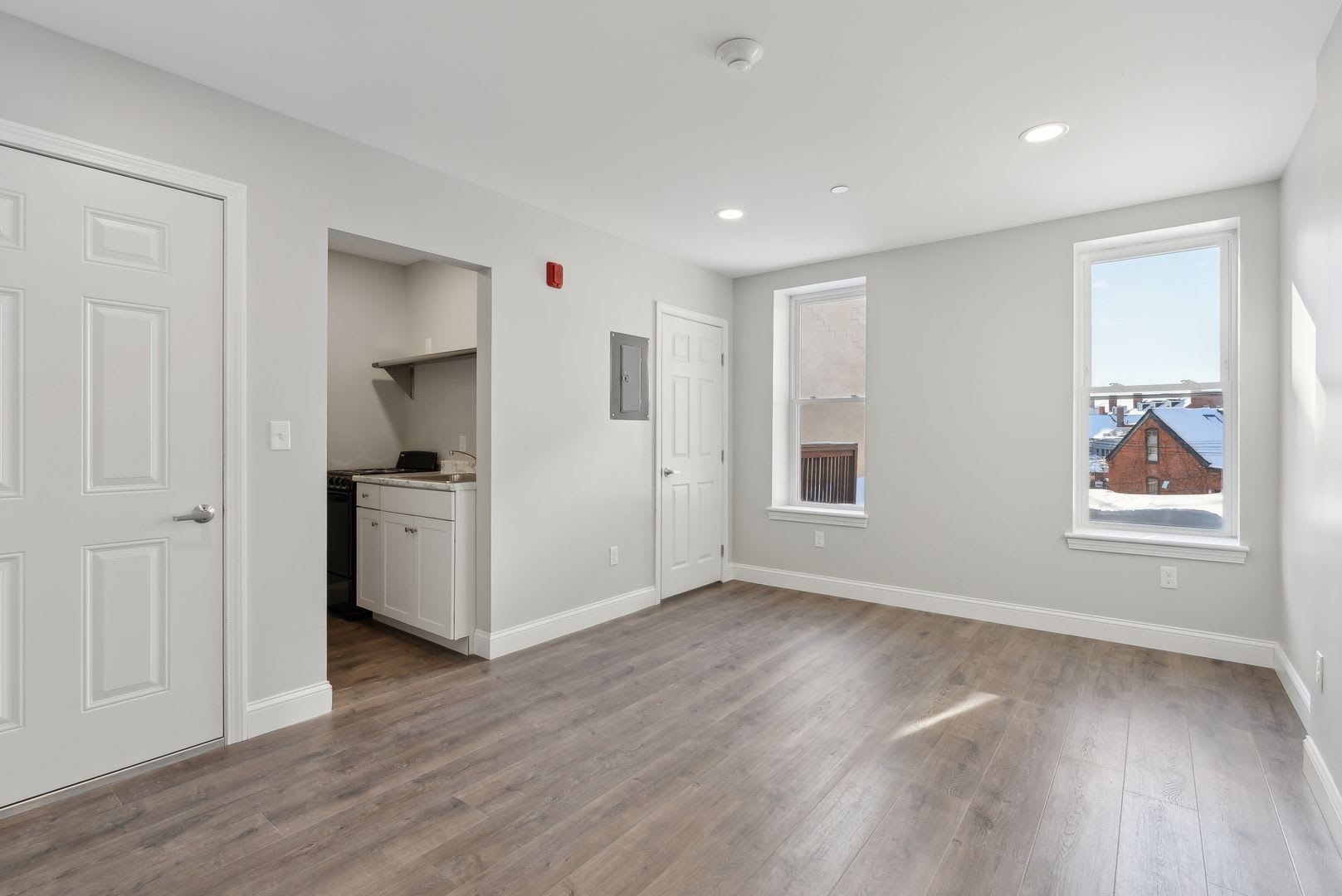 610 On Congress St Newer Studio Apt 1Ba 1470 00 Heat H20 Included Available 09 01 26 – photo 2