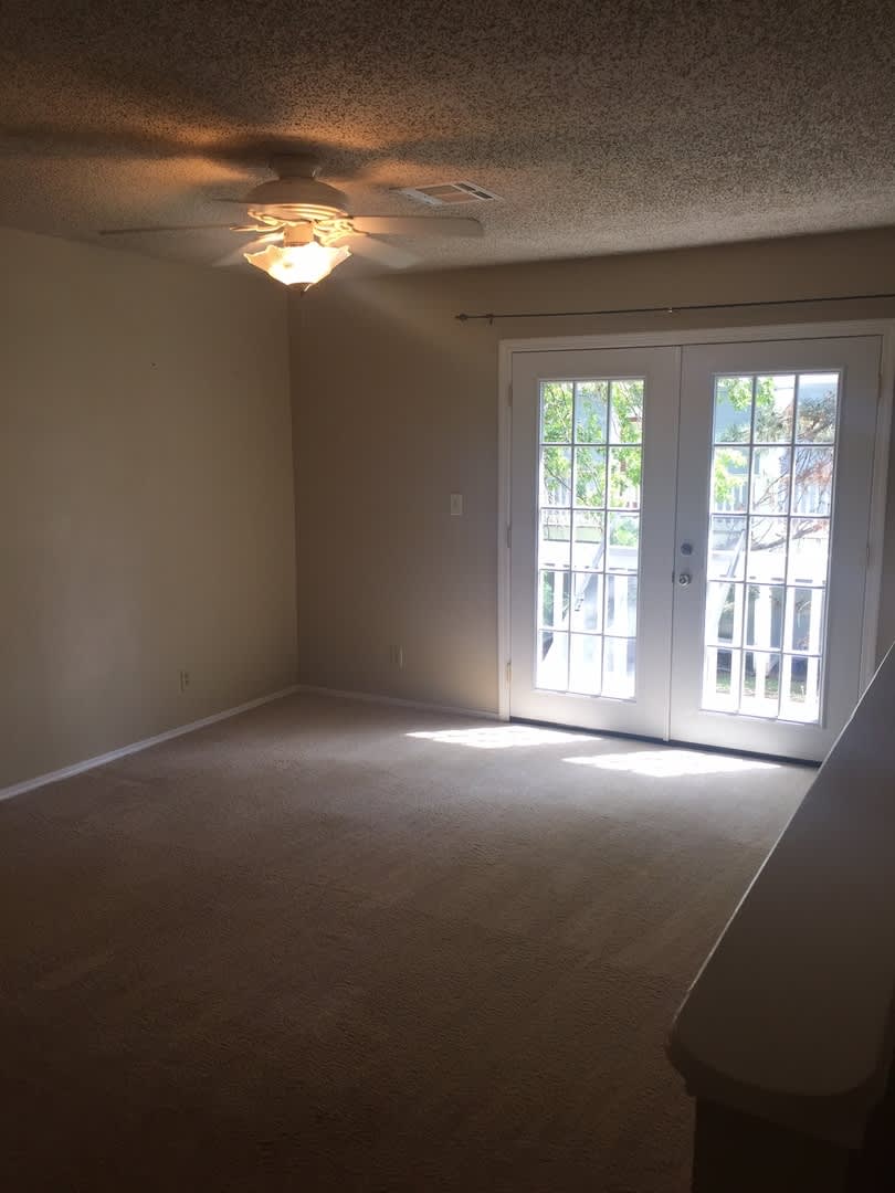 Darling 1 Bed 1 5 Bath Townhouse With Small Fenced Yard – photo 2