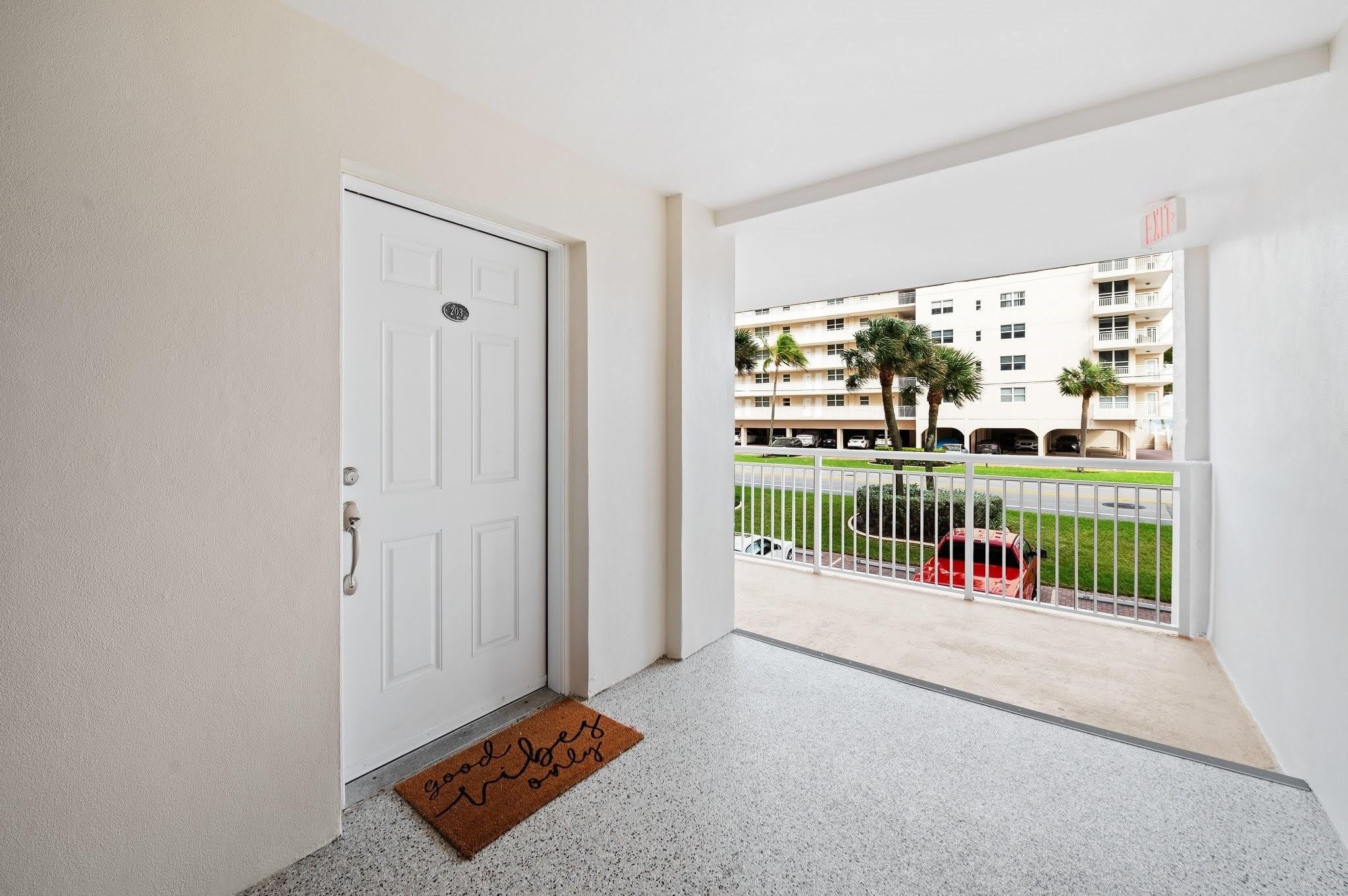 1050 Hillsboro Mile – photo 2