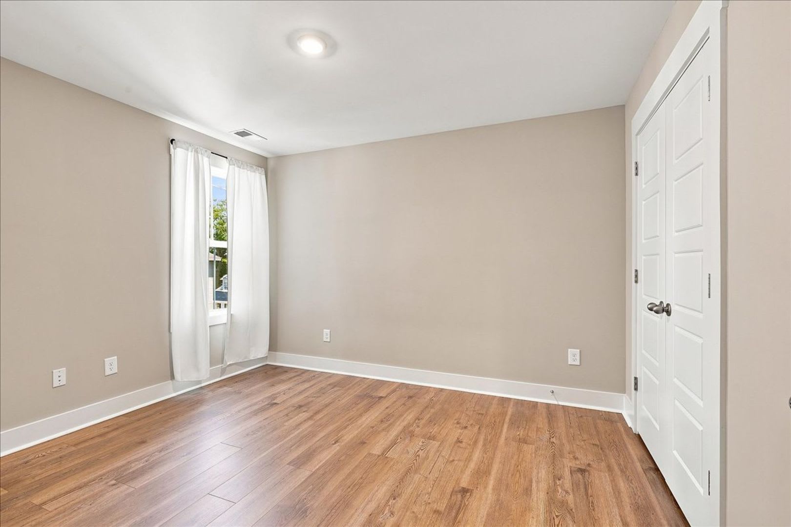 Beautiful 4 Bedroom, 3.5 bath townhome plus additional office/flex space! – photo 4