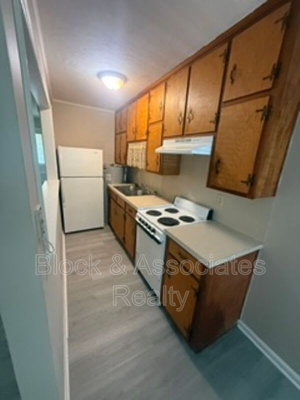 136 W. Pritchard St – photo 2
